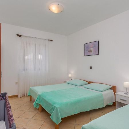 2 Bedroom Beautiful Apartment In オミサリ エクステリア 写真
