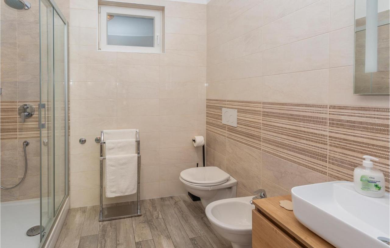 2 Bedroom Beautiful Apartment In オミサリ エクステリア 写真