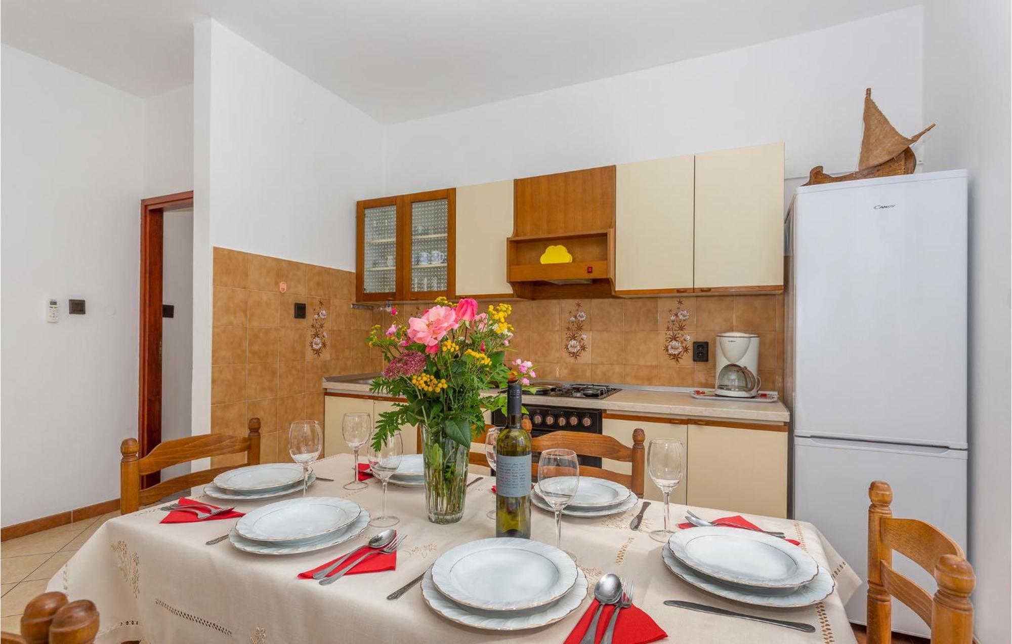2 Bedroom Beautiful Apartment In オミサリ エクステリア 写真