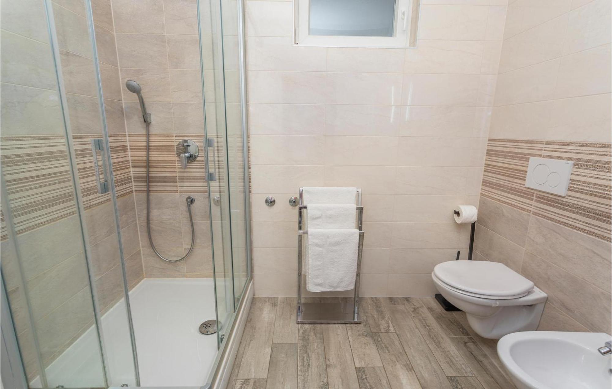 2 Bedroom Beautiful Apartment In オミサリ エクステリア 写真