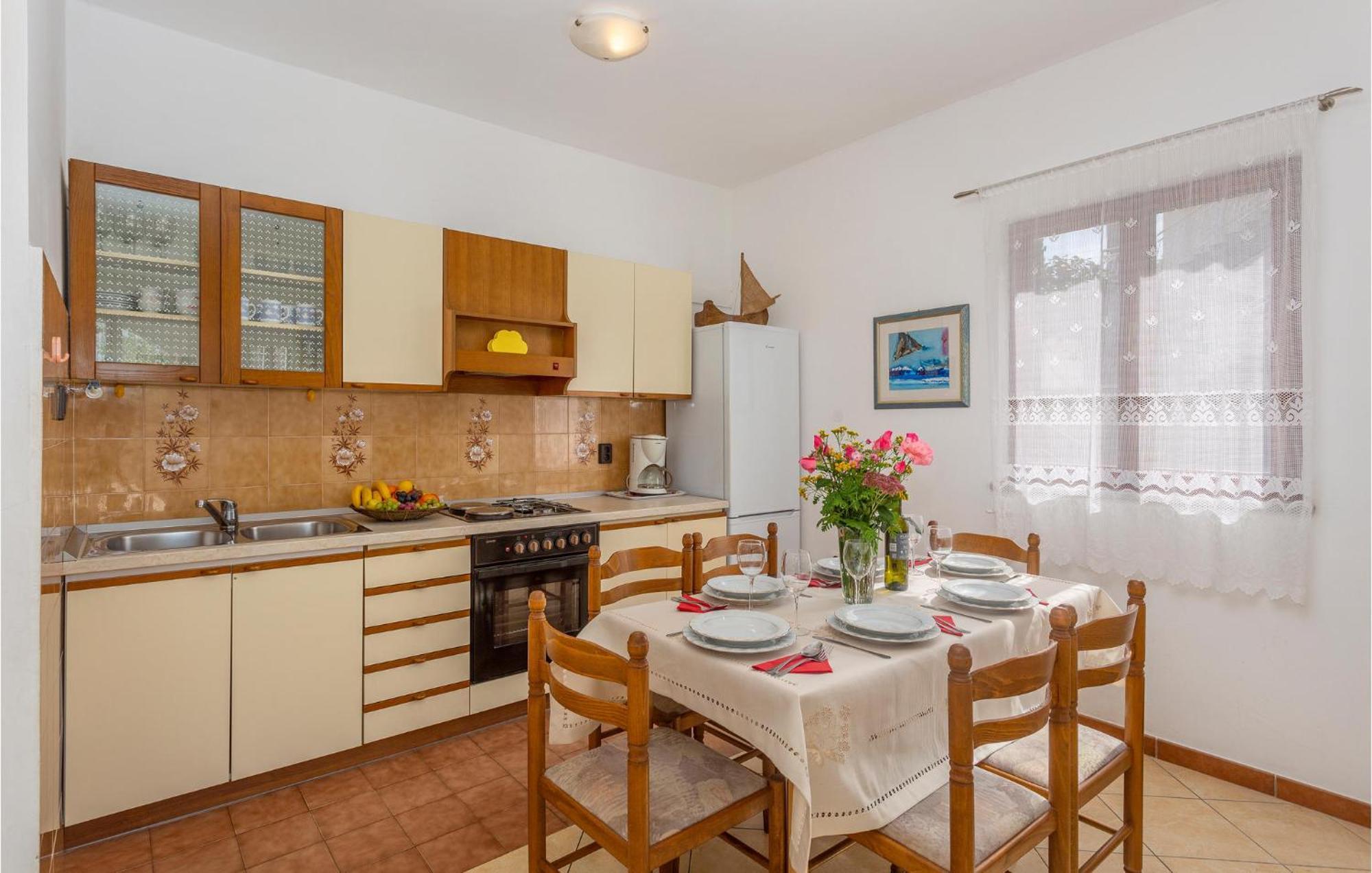 2 Bedroom Beautiful Apartment In オミサリ エクステリア 写真